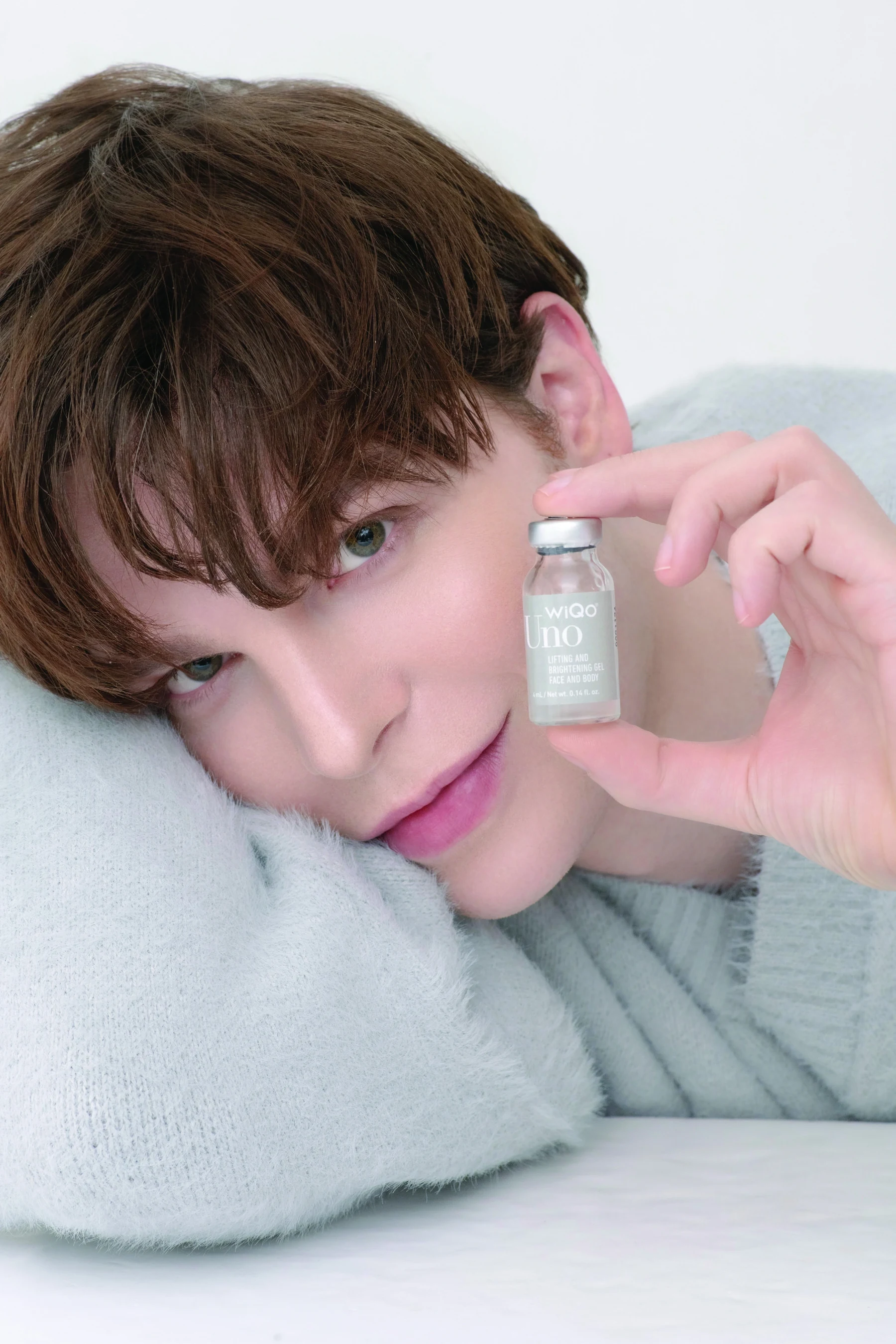 WiQo Uno campaign model holding product